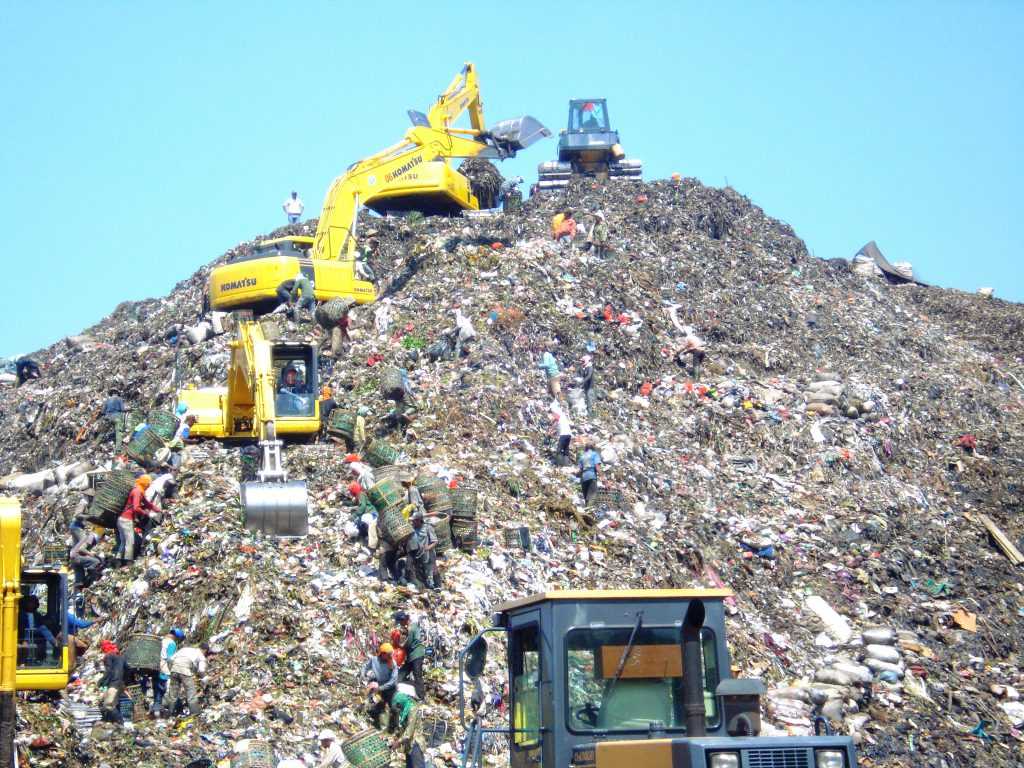 Mountain_of_garbage_in_Bantar_Gebang_with_some_excavator